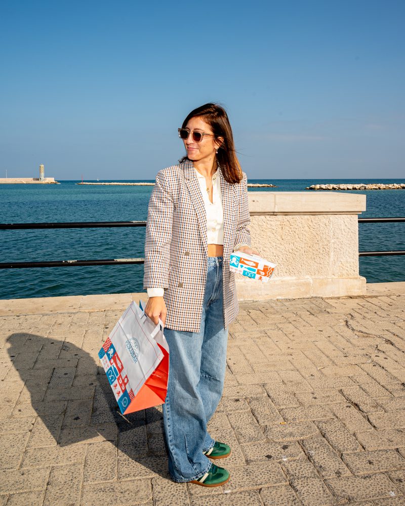 Ragazza con packaging Pescobar sul lungomare di Bari - Pescobar Bari Largo Adua