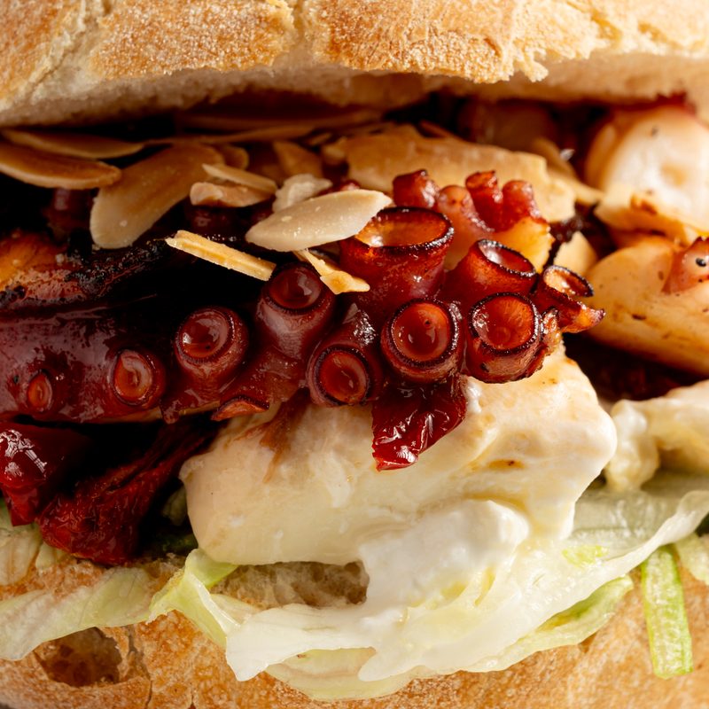 Panino al polpo grigliato macro - polpo burratina e mandorle all'insegna Pescobar - Palazzo Colonna, Largo Adua, Bari