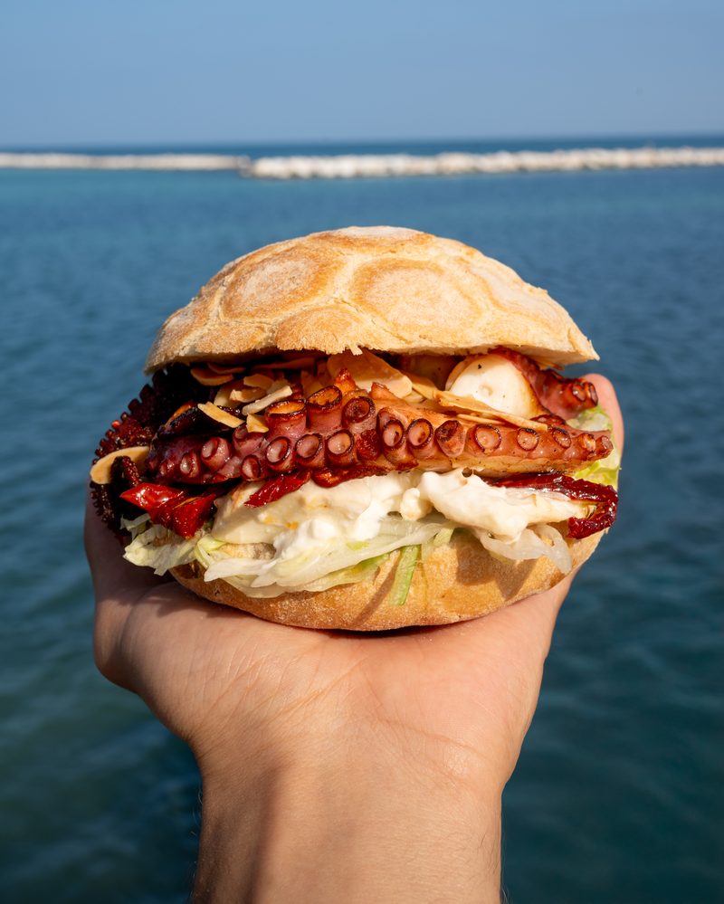 Panino al polpo grigliato Pescobar con il mare di Bari - Pescobar Bari, street food di mare dal 2017